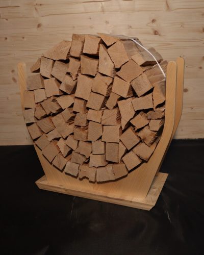 Buche Bund2 Bund Schweizer Brennholz ohne Rinde aus Buchenholz aus dem Seetal, gelagert auf einem Holzhalter